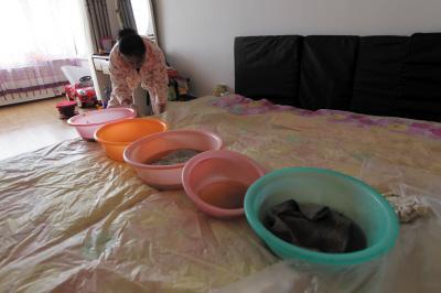 晴隆楼上漏水，住户失联，小区没物管，业主维权难！律师来支招……